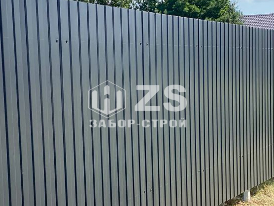 забор из профнастила с утрамбованным щебнем  100 метров